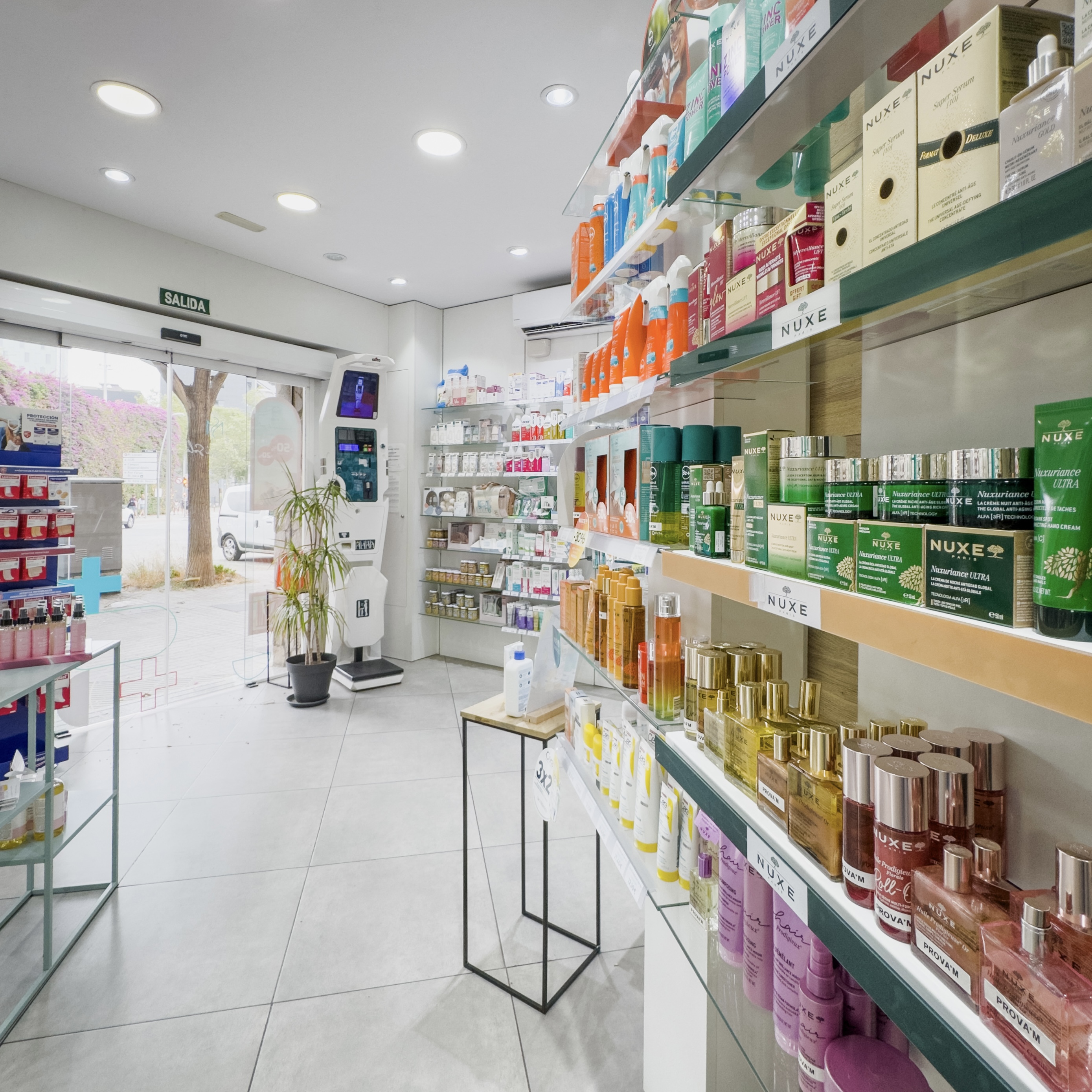 Interior de la Farmàcia Mariona Solà, zona de productes